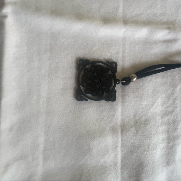 Medallion necklace with fabric - Picture 5 of 5